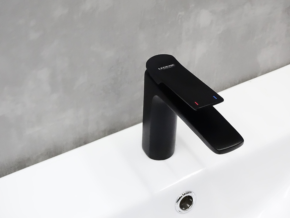 1075ВL Смеситель Тюльпан LED с гайкой, черный